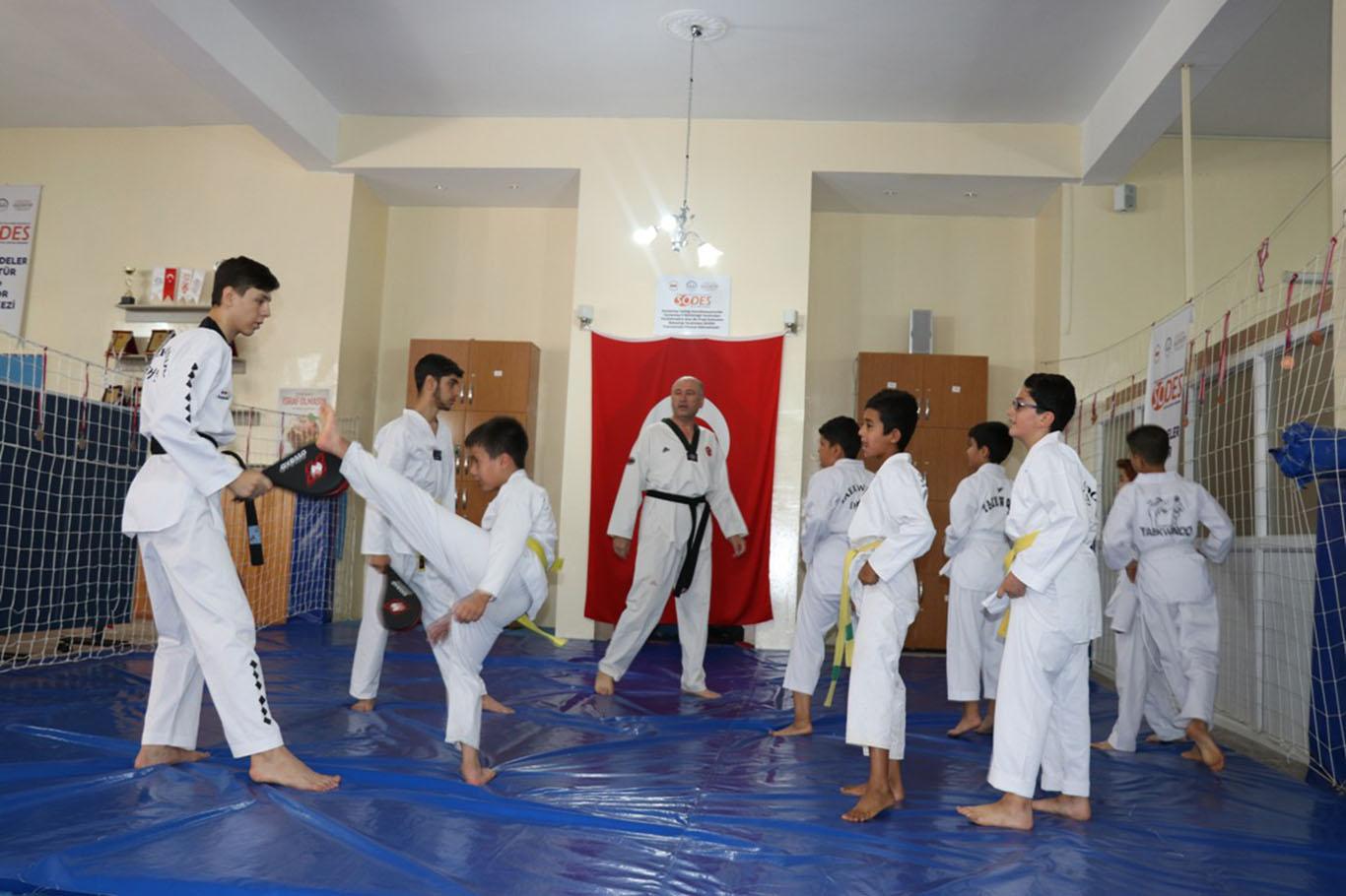 Yaz Kur'an kurslarında çocuklar hem öğreniyor hem eğleniyor Yaz Kur'an kurslarında çocuklar hem öğreniyor hem eğleniyor
